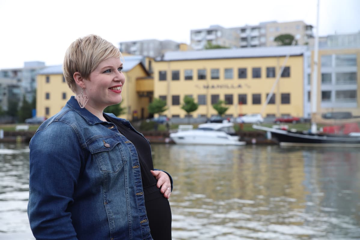 Kansanedustaja Annika Saarikko Turun Aurajokirannassa.