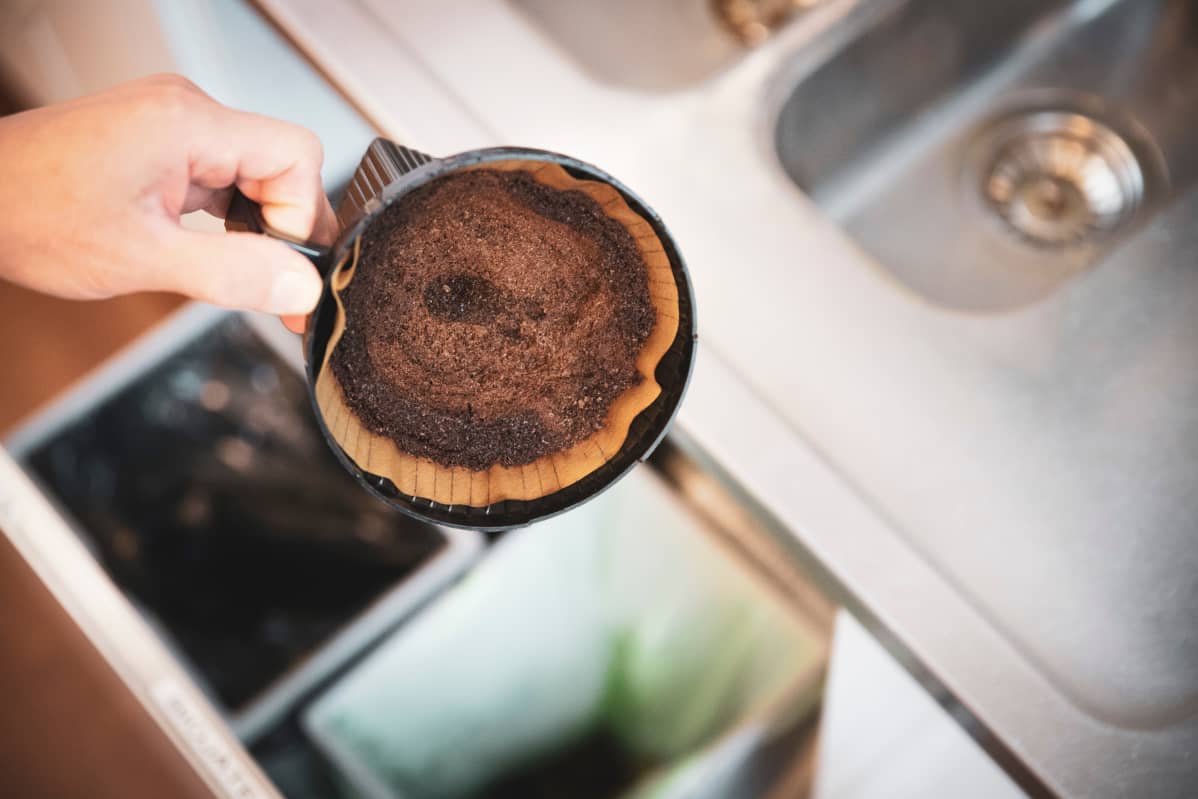 Kahvinkeittimen suodatinsuppilo ja käytetty suodatinpussi.
