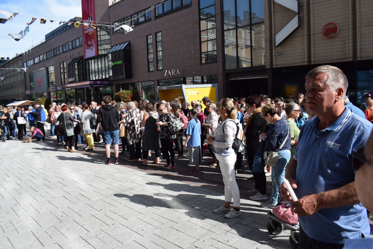 Karinakodin puolesta järjestettyyn hiljaiseen kannanottoon osallistui pari sataa henkeä.