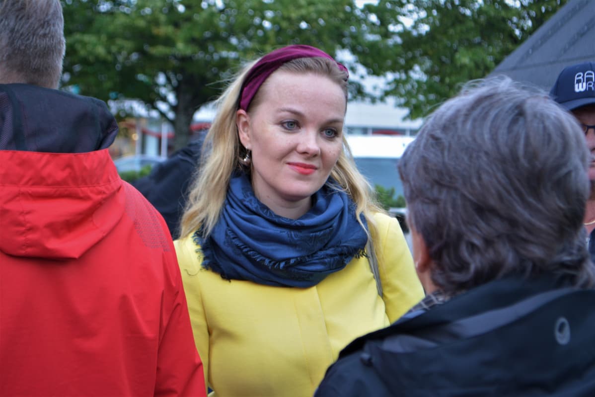 Elinkeinoministeri Katri Kulmuni herätti kannattajissaan kiinnostusta Iisalmen torilla.