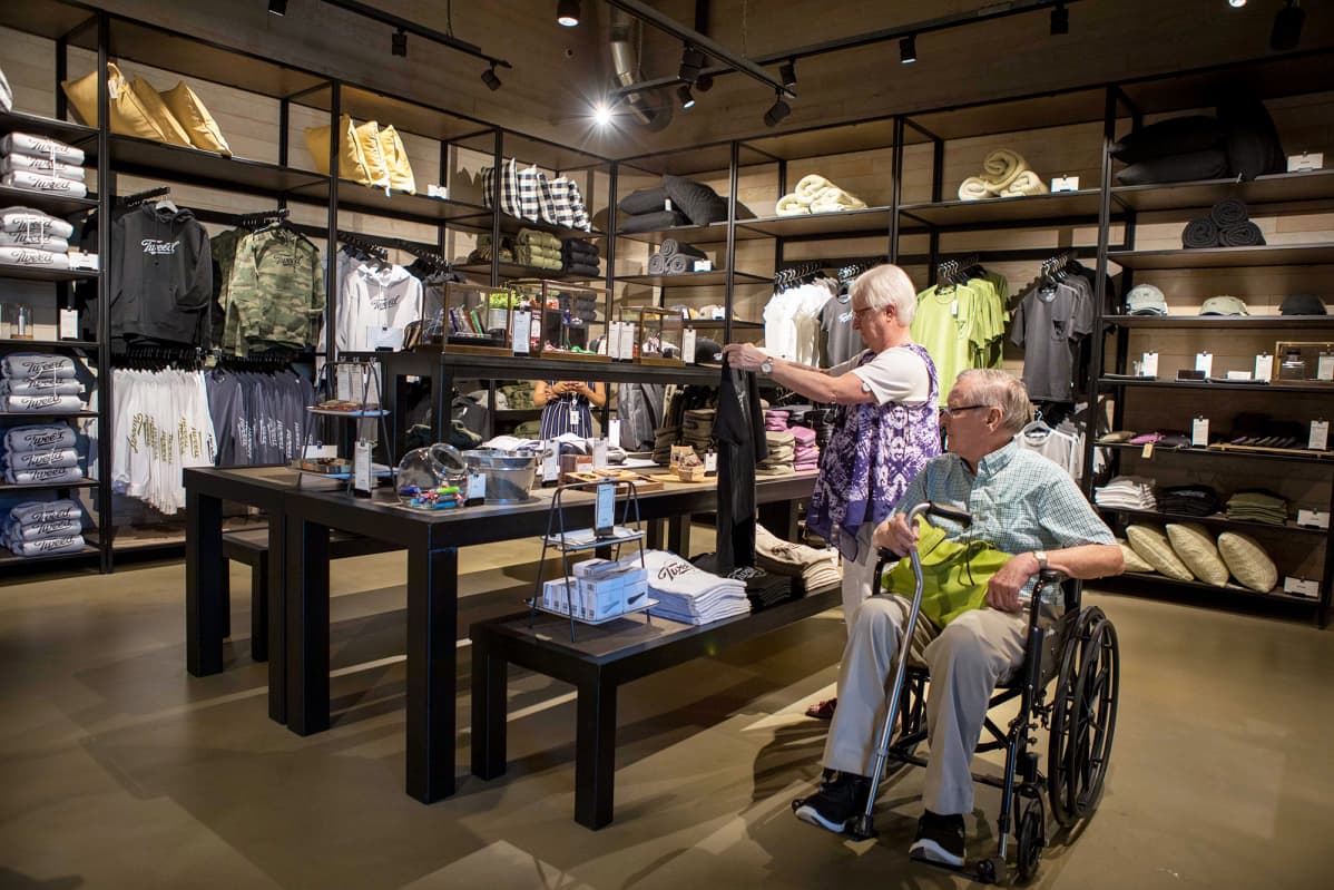 Smiths Falls, Ontario, Canada. July 23, 2019. Viestintäpäällikkö Jordan Sinclair. Canopy Growth Corporation kasvattaa kannabista ja tekee kannabistuotteita Tweed-brandille. Vanhaan suklaatehtaaseen rakennetussa kannabistehtaassa on myös tehtaanmyymälä, joka toistaiseksi myy ainoastaan kannabikseen liittyviä oheistuotteita.