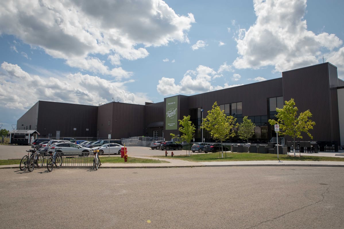 Smiths Falls, Ontario, Canada. July 23, 2019. Canopy Growth Corporation kasvattaa kannabista ja tekee kannabistuotteita Tweed-brandille sekä lääkekannabista. Tehdas on entinen Hersheys-suklaatehdas, joka lopetti toimintansa vuosia sitten.