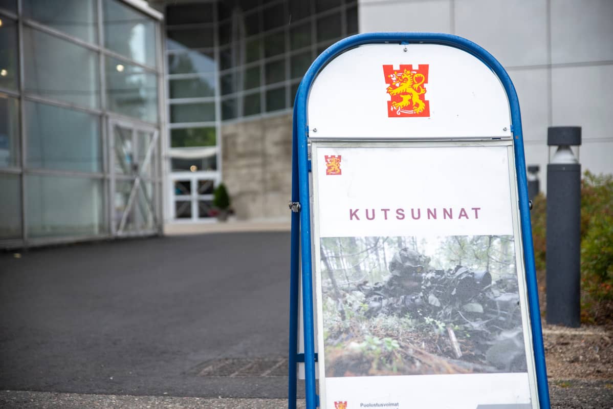 Kutsuntojen infokyltti seurakuntakeskuksen edessä.