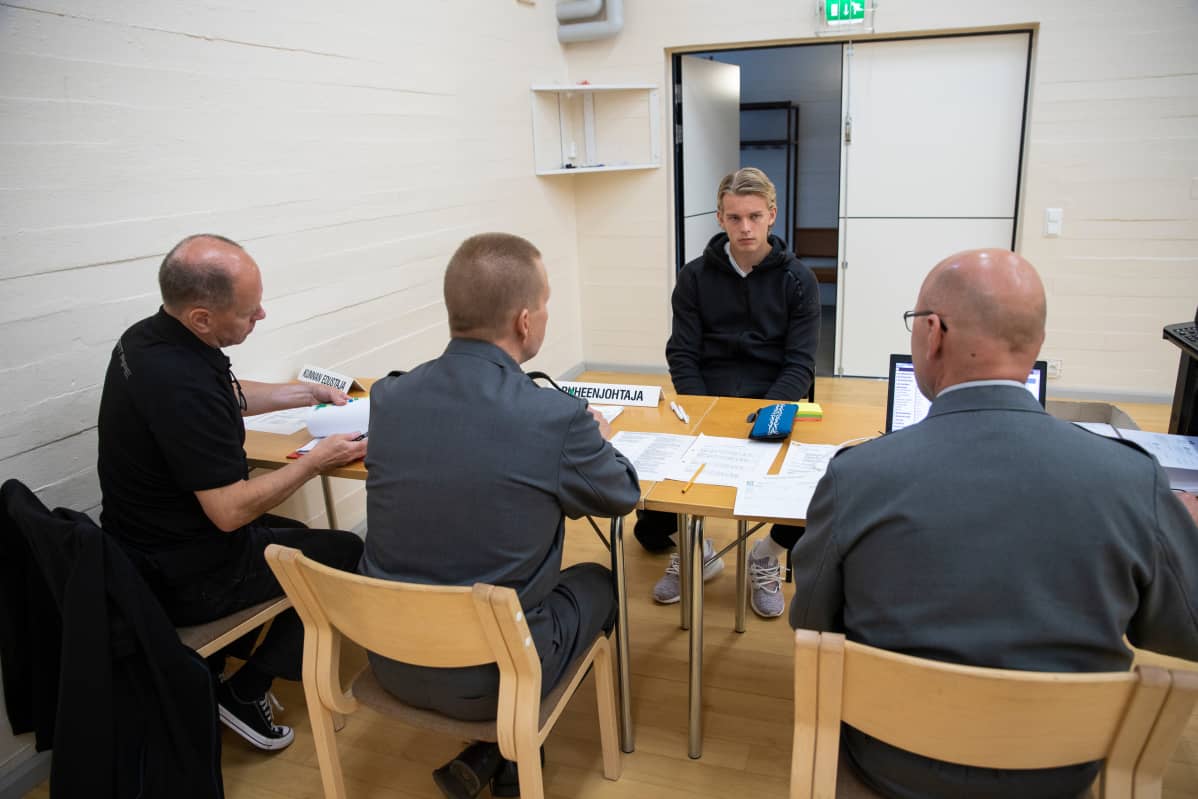 Aleksi Honka-Hallila kutsuntalautakunnan edessä Kuopiossa.