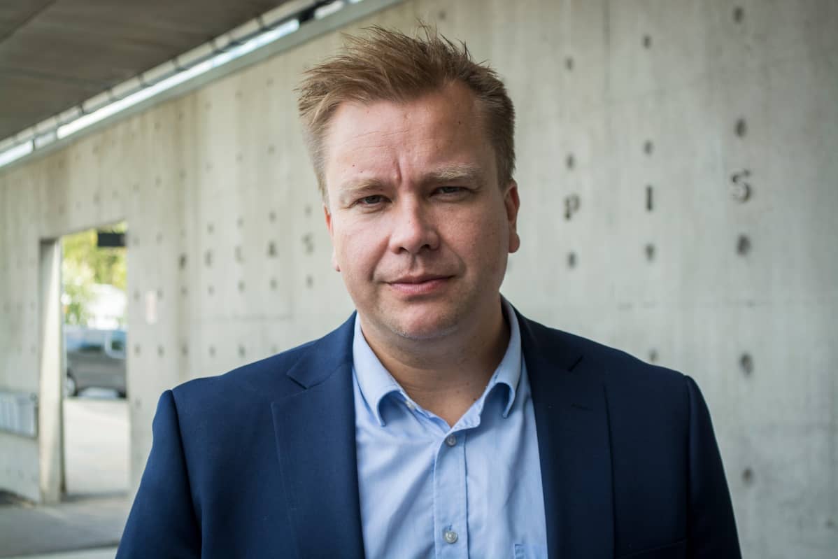 Puolustusministeri Kuopion Petosen Pelastusopistolla.