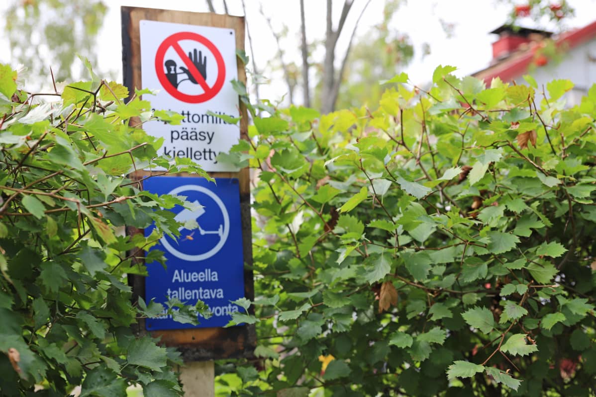 asiattomilta pääsy kielletty -kyltti