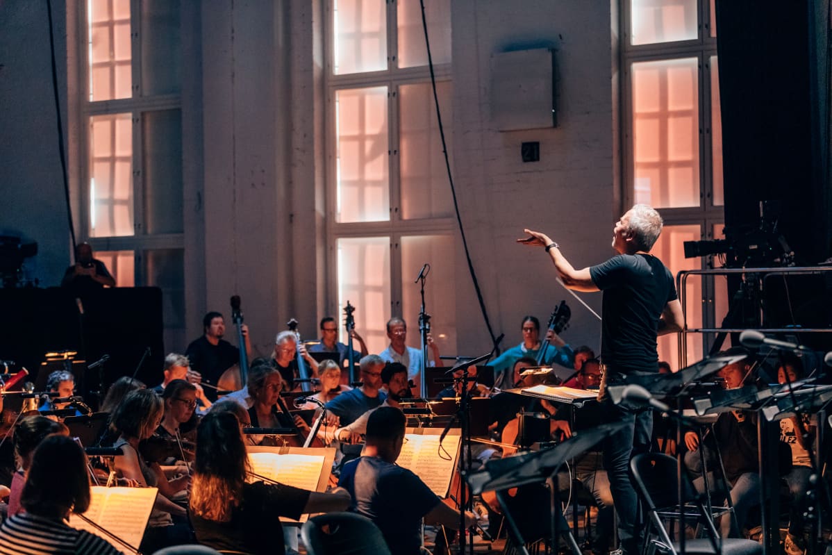 Radion sinfoniaorkesteri ja ylikapellimestari Hannu Lintu yllättyivät positiivisesti Helsingin Kaapelitehtaan Merikaapelihallin akustiikasta.