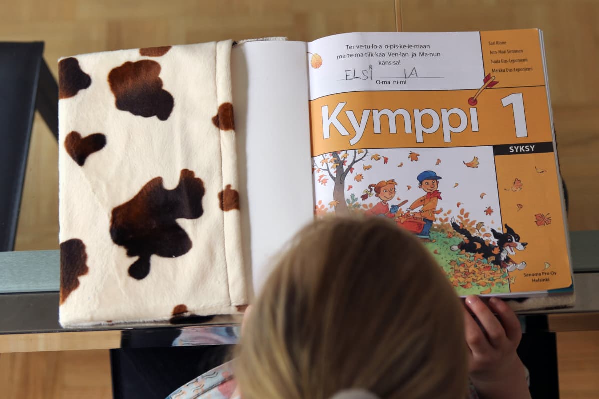 Lapsi lukee koulukirjaa