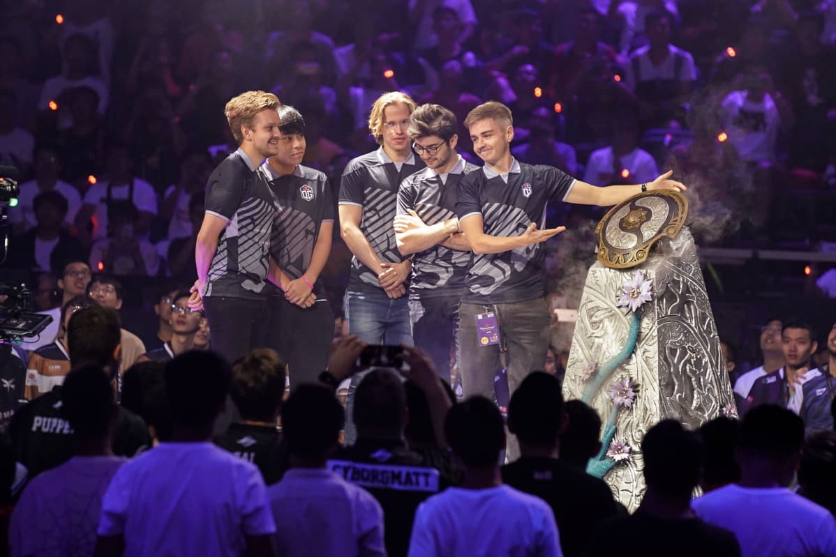 Dota 2, OG puolustaa The International -turnauksen voittoa. Jesse Vainikka, Topias Taavitsainen ja muu joukkue.