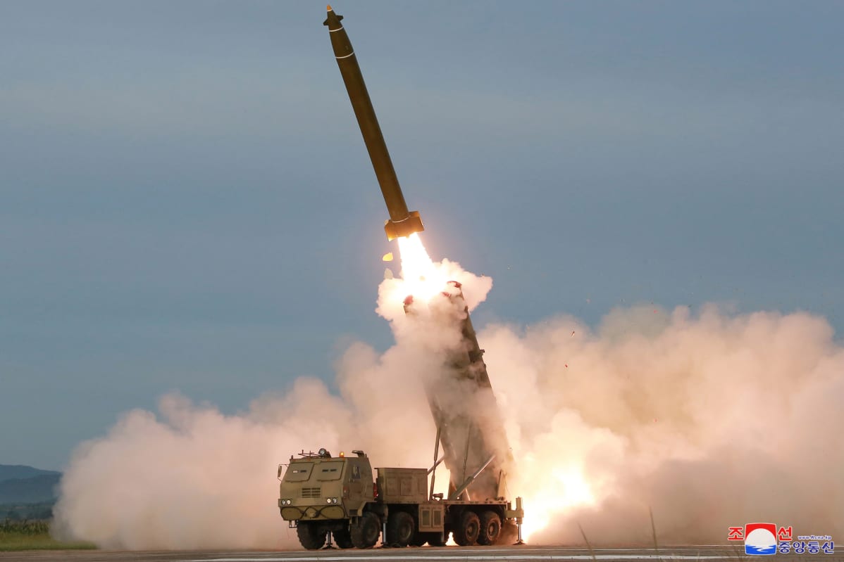 Uutta raketinheitinjärjestelmää testattiin lauantaina Pohjois-Koreassa.