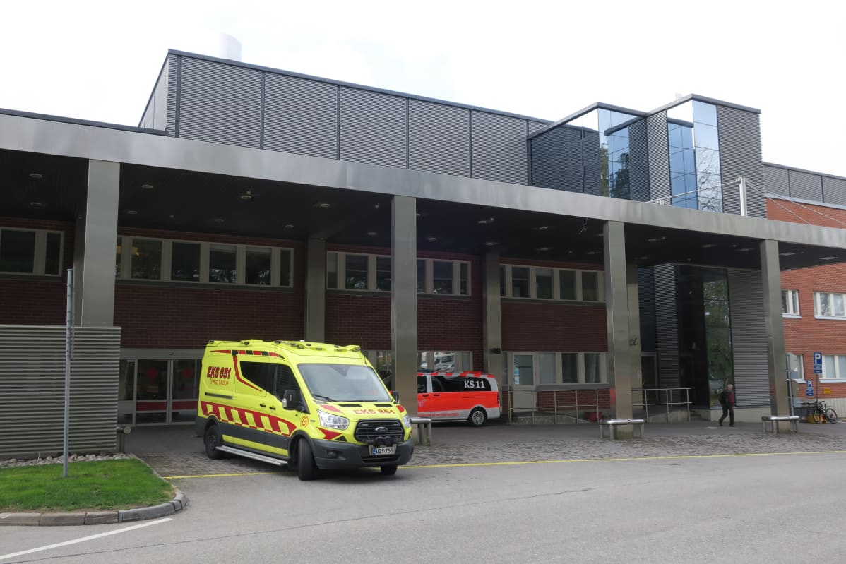 Ambulanssi pysähtyneenä keskussairaalan päivystyksessä.