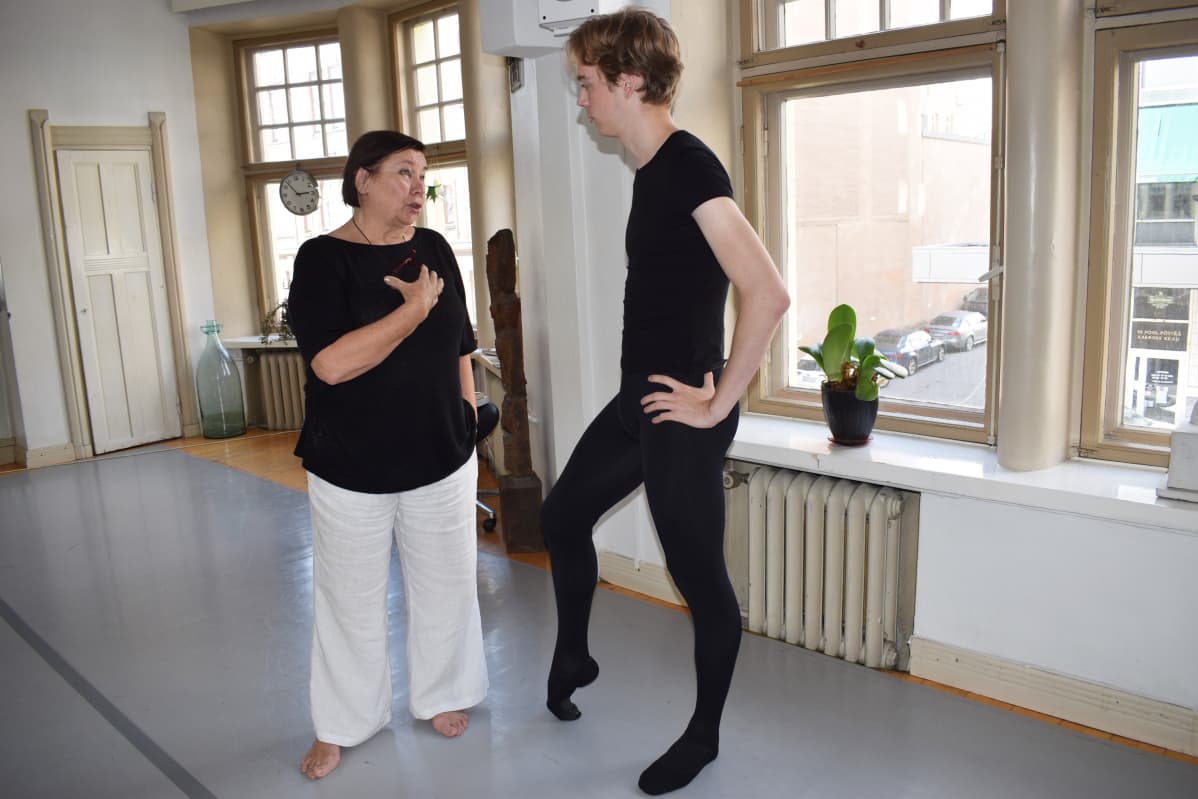Raija Lehmussaari ja Marko Juusela keskustelevat.
