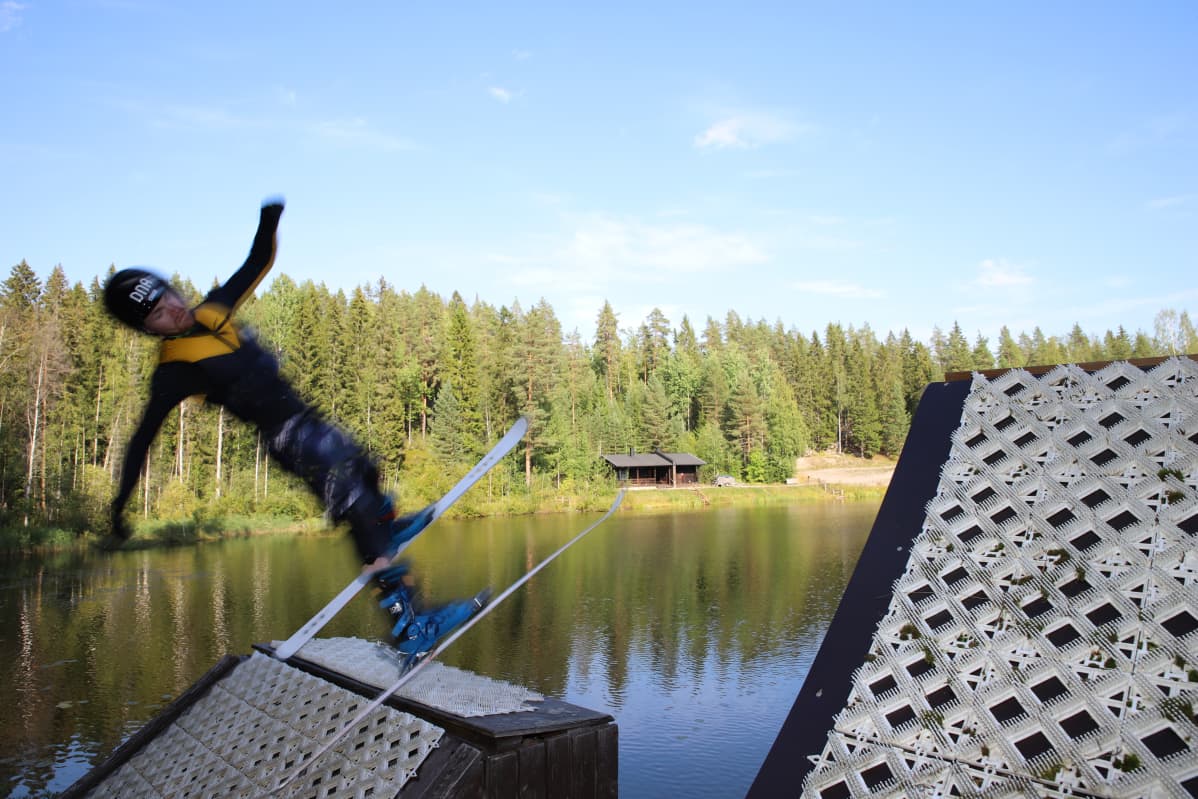 Kumparelaskija Olli Penttala harjoittelee vesihyppyrissä Jyväskylän Vuorilammella.