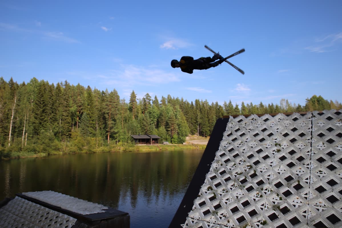 Kumparelaskija harjoittelee vesihyppyrissä Jyväskylän Vuorilammella.