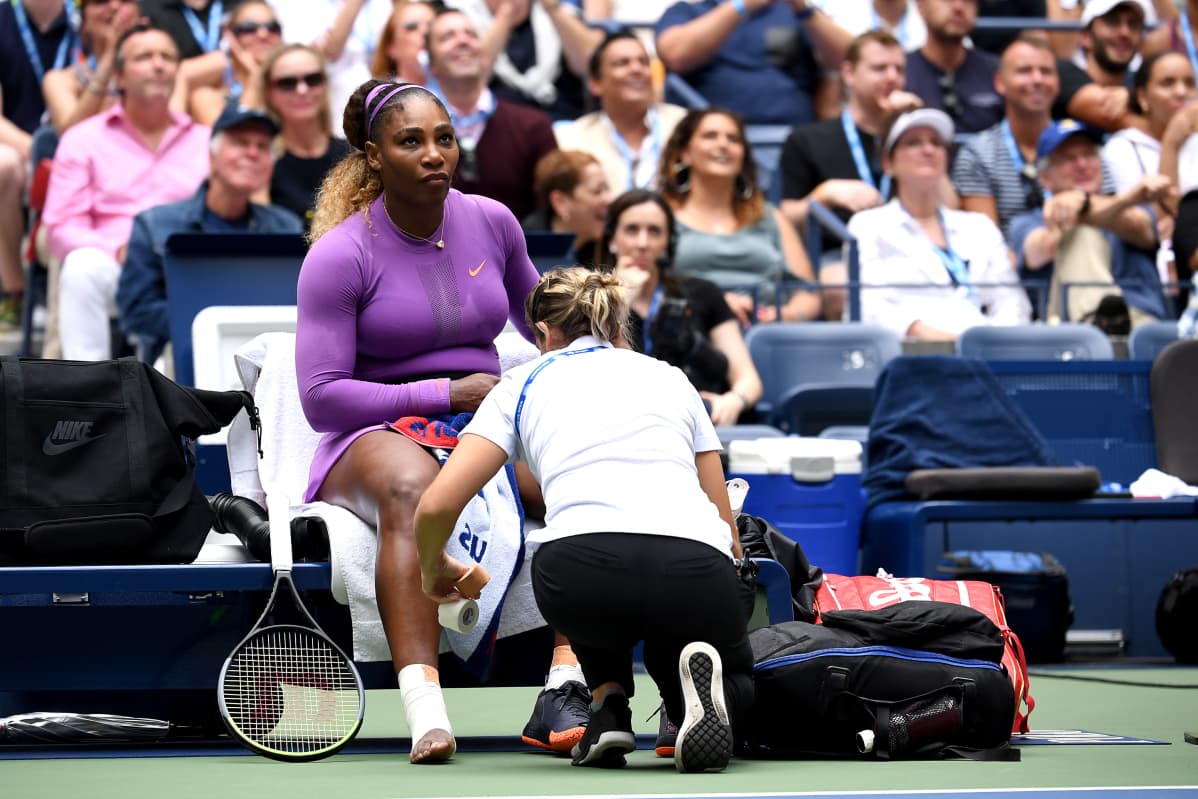 Serena Williamsin polvea hoivataan.