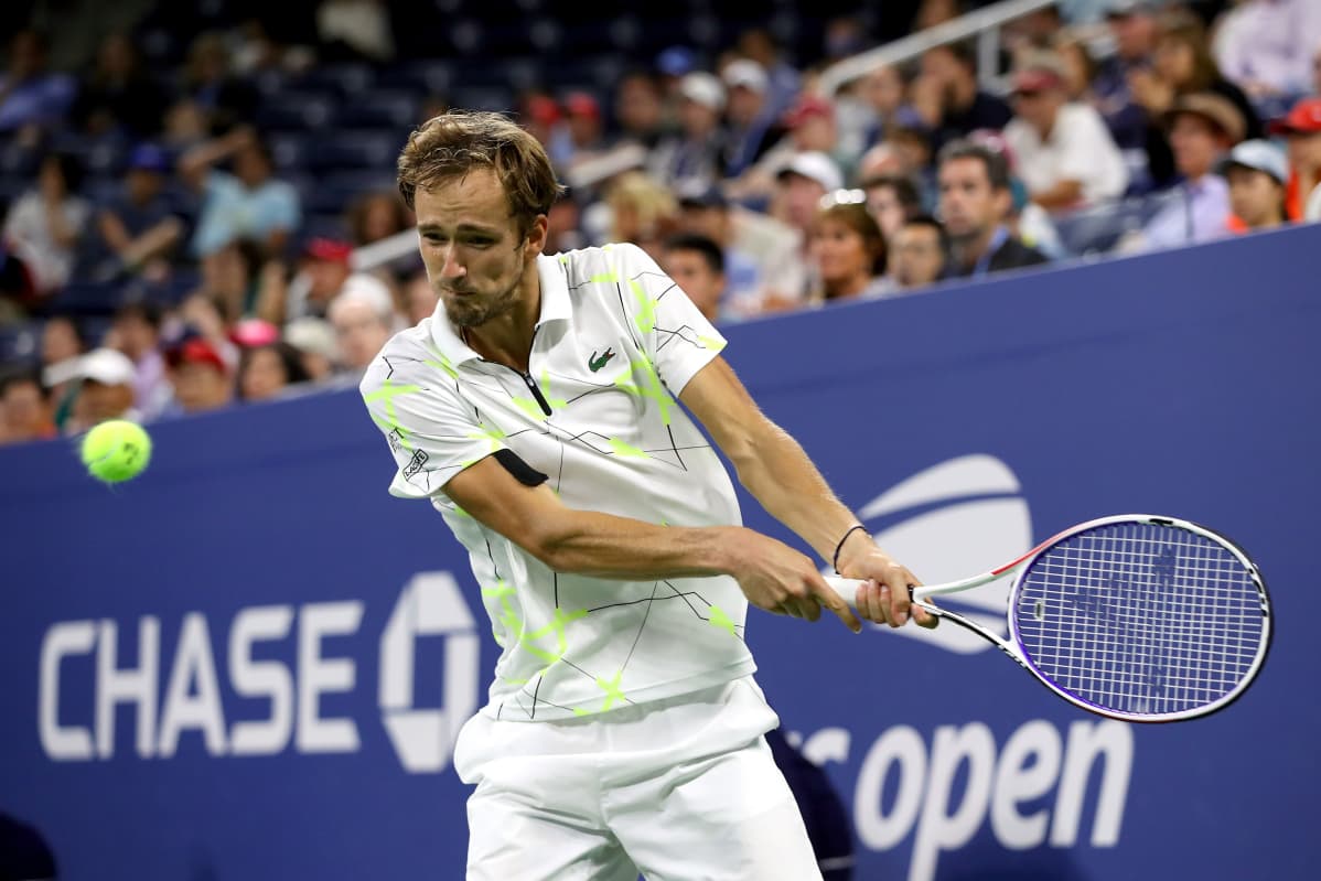 Daniil Medvedev lyö palloa.