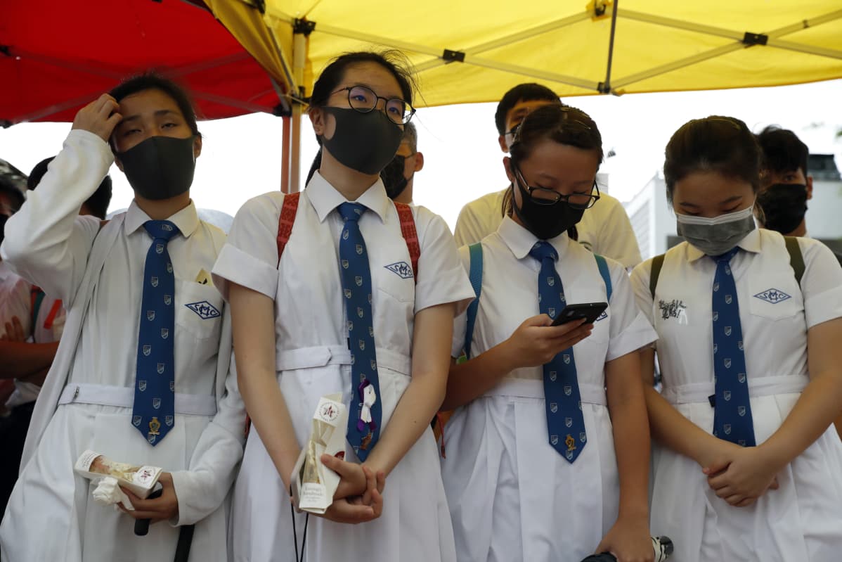 Oppilaita Hongkongin keskustassa mielenosoituksessa