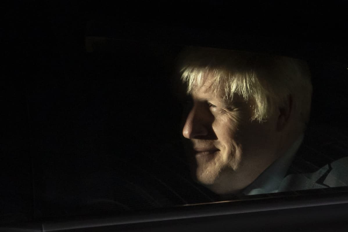 Pääministeri Boris Johnson poistui myöhään illalla parlamenttitalolta kärsittyään tappion kahdessa äänestyksessä.