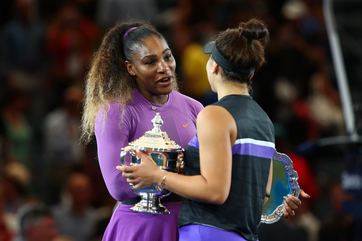 Serena Williams onnittelee Bianca Andreescua.