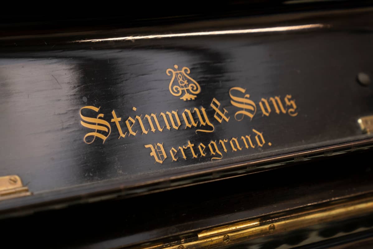 Steinway-logo koristaa vanhan pianon kantta.