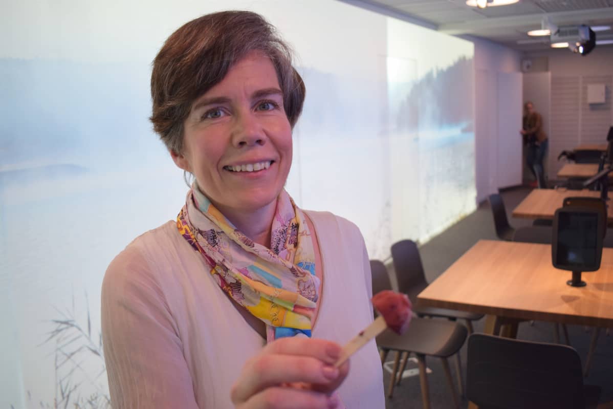 Professori Mari Sandell esittelee kukkakaalijäätelöä.