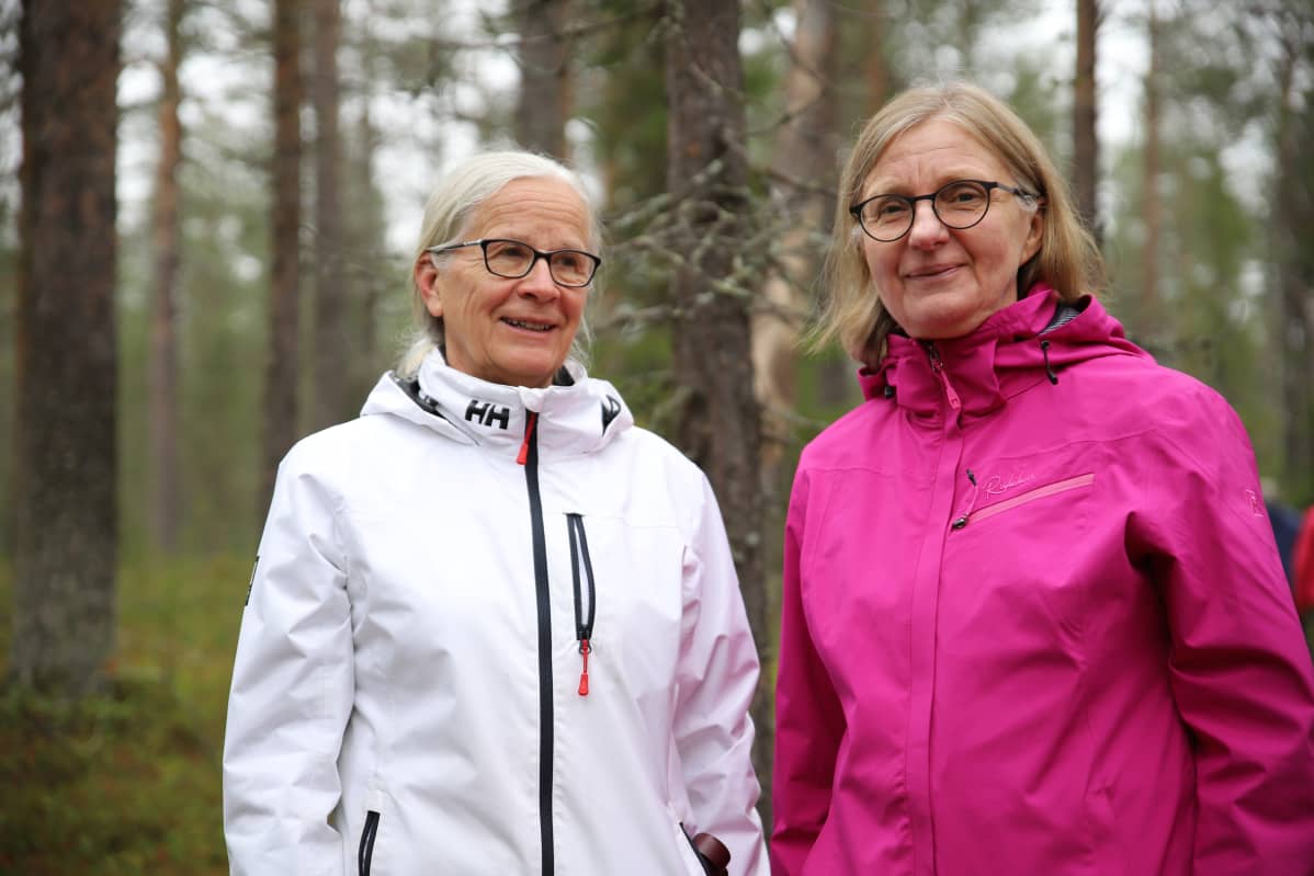 Hämeenlinnalaiset Kaija Kokko ja Päivi Kivelä osallistuivat Pakasaivon luontokirkkoon.