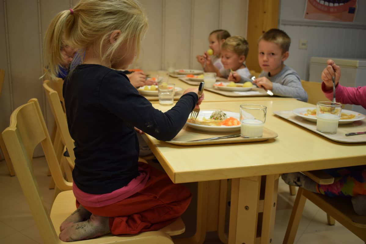 Ihoden päiväkodin lapset syövät koulun tiloissa.