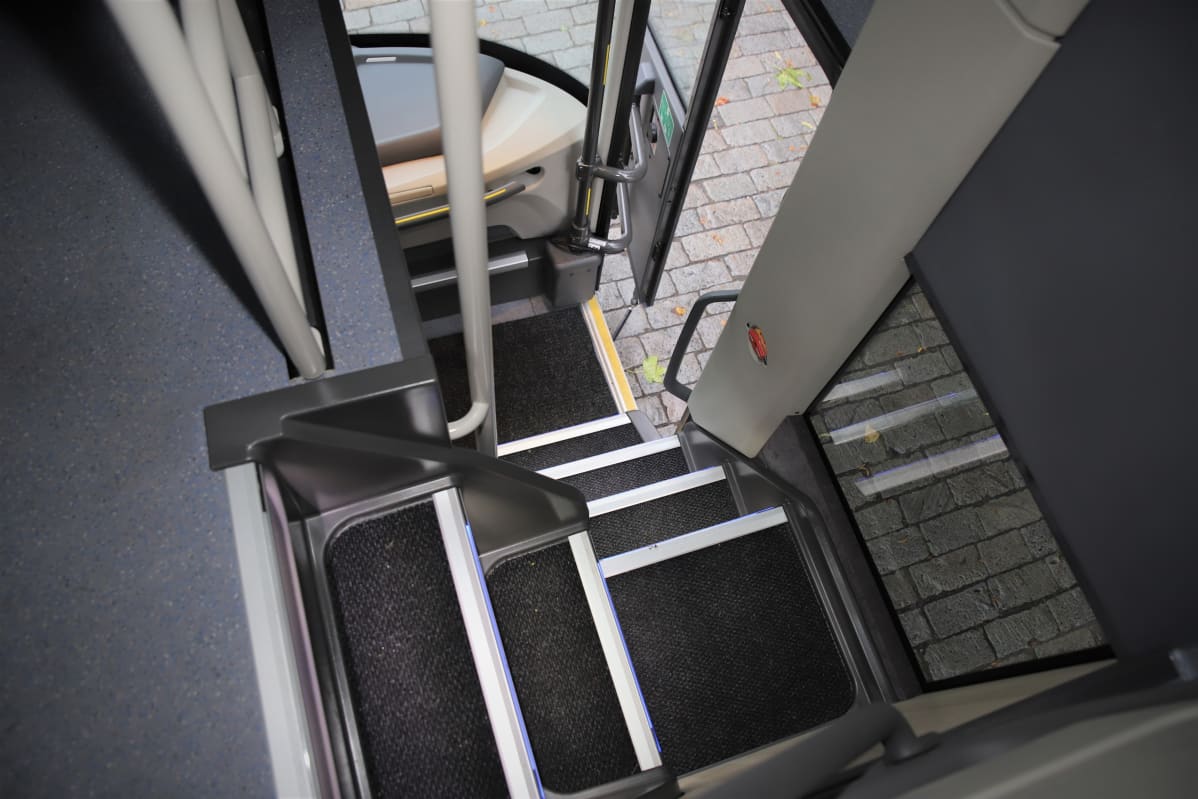 kaksikerrosbussin rappuset.