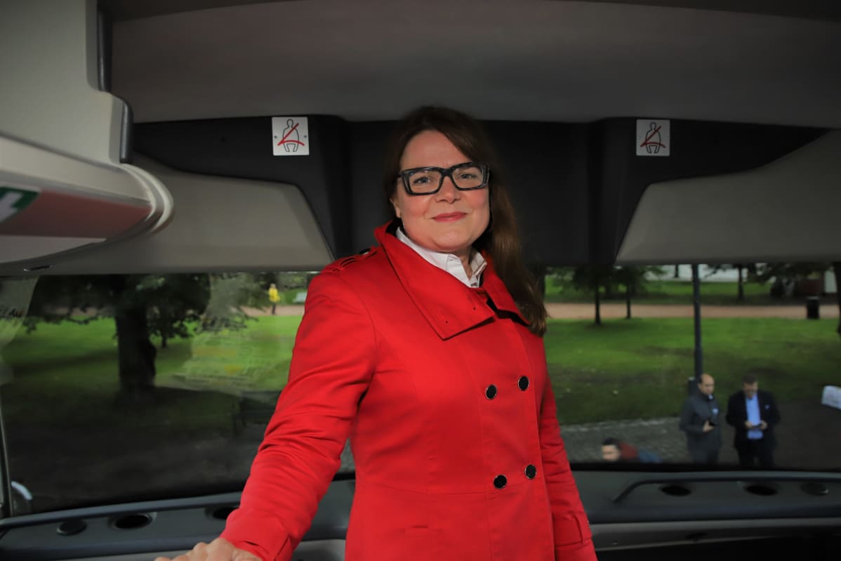 Joukkoliikennepalvelujohtaja Sirpa Korte kaksikerrosbussin yläkerrassa.