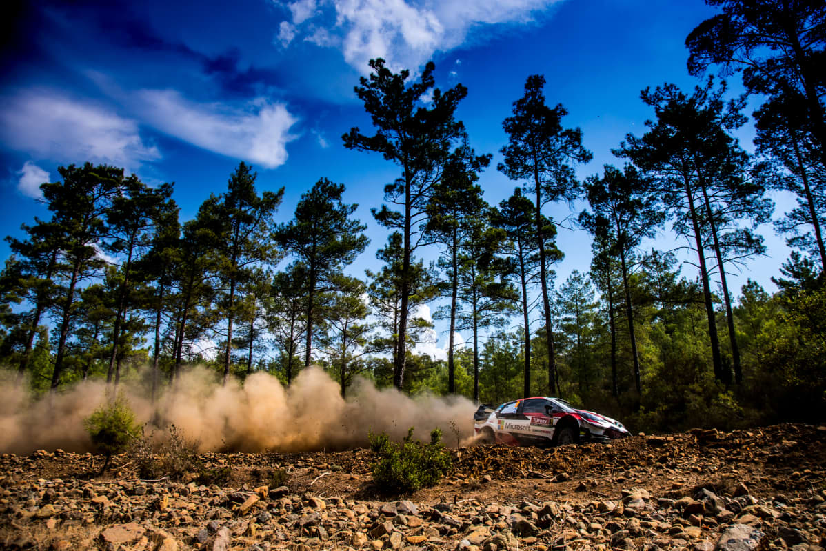 Esapekka Lappi viime vuonna Turkin rallin testiek:lla Toyotan ratissa.