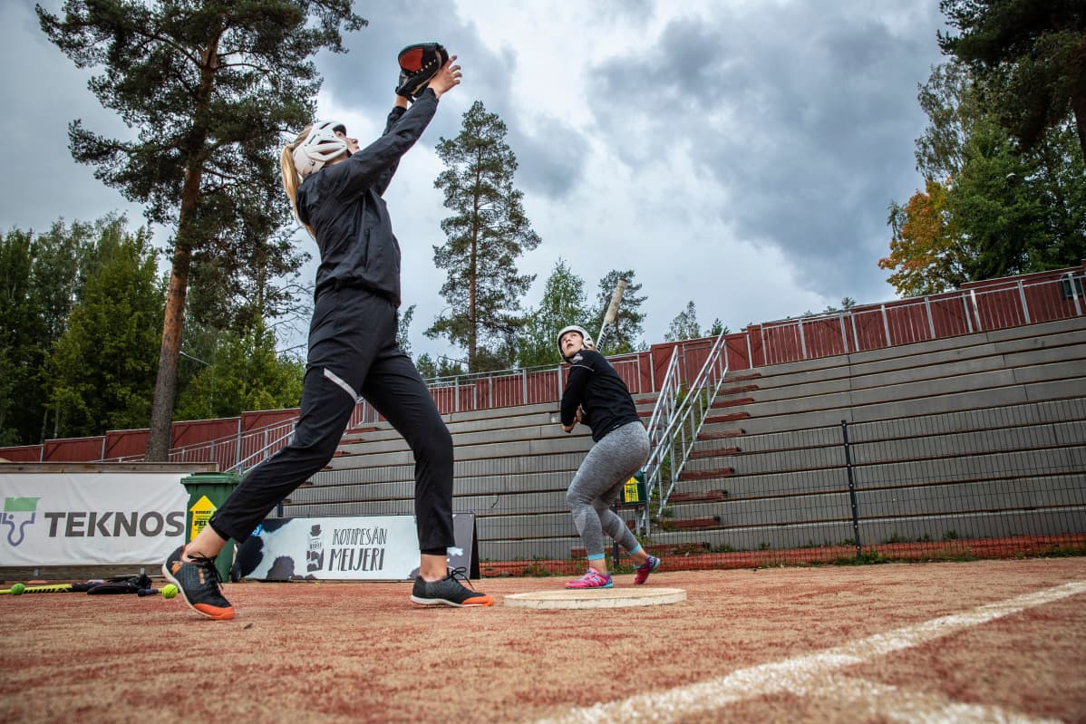 Siiri Väistölä tekee lyöntiharjoituksia Mantun kentällä Siilinjärvellä.