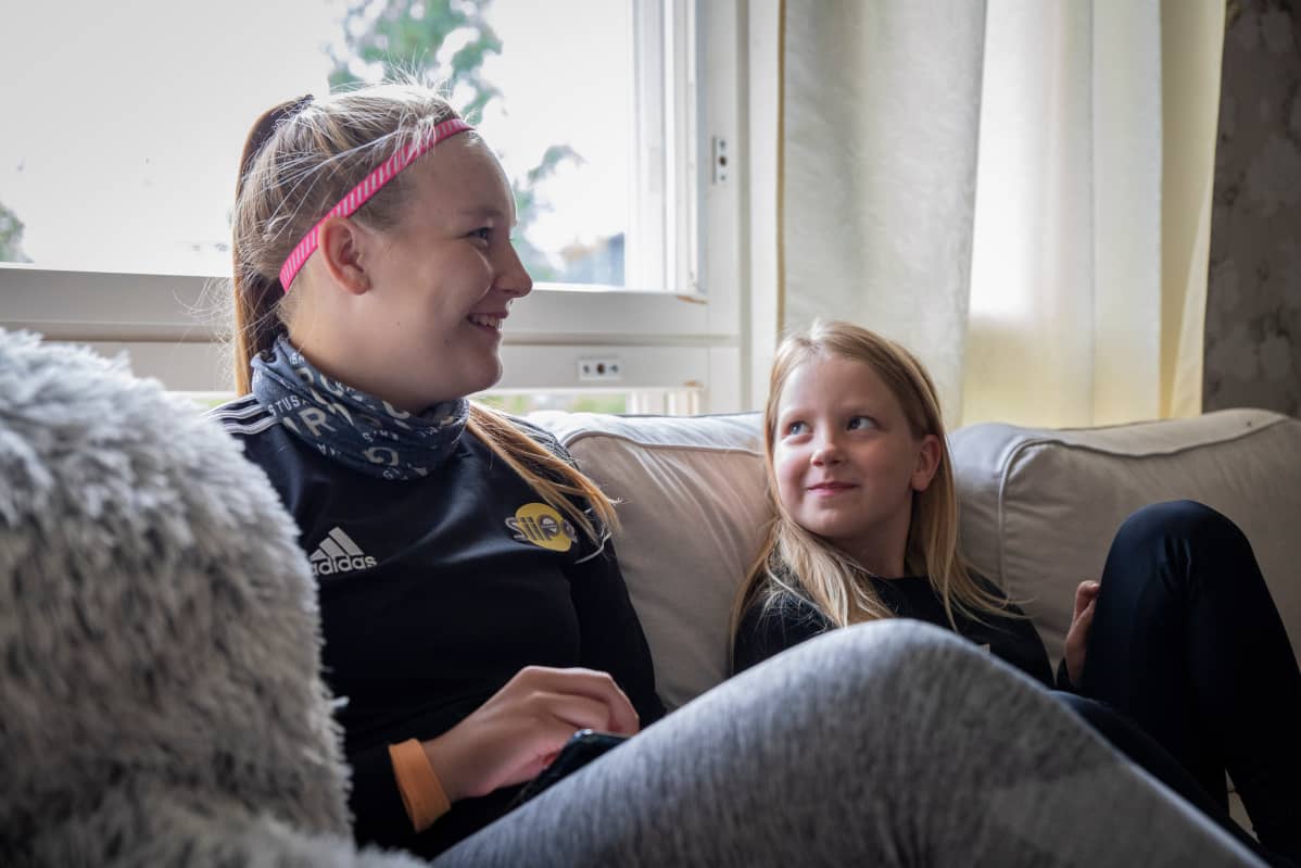 Siiri Väistölä ja Hilma Väistölä kotisohvalla Siilinjärvellä.
