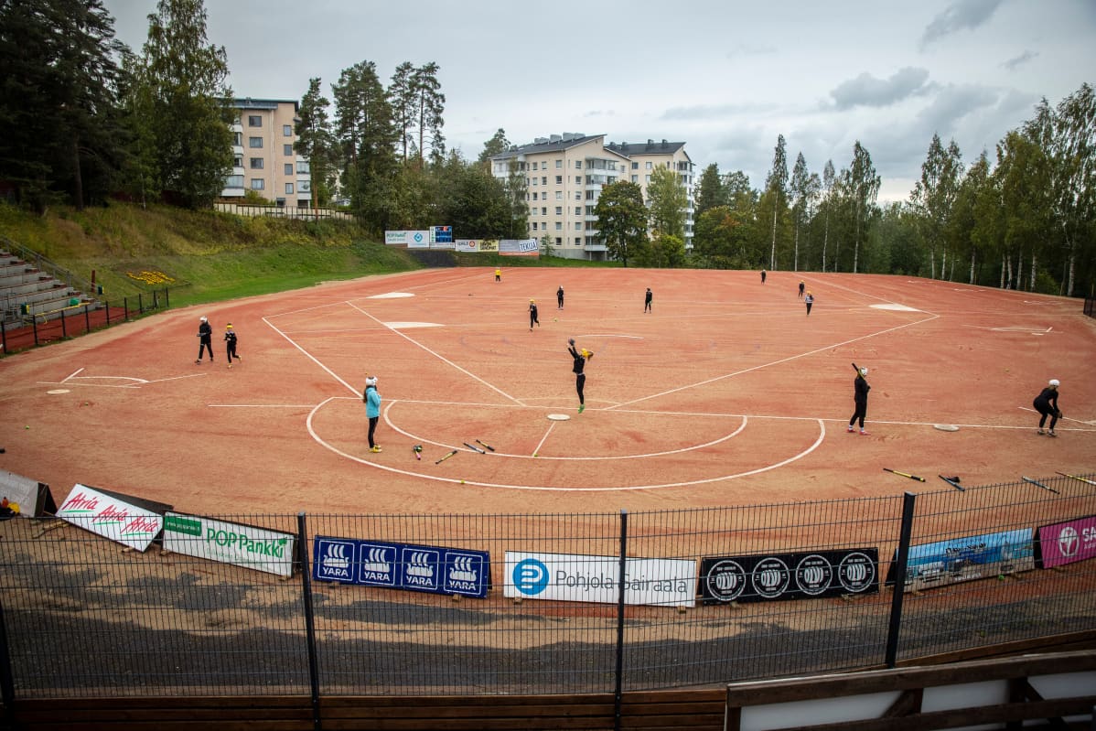 Tyttöjen pesisharjoituksissa Mantun kentällä Siilinjärvellä.