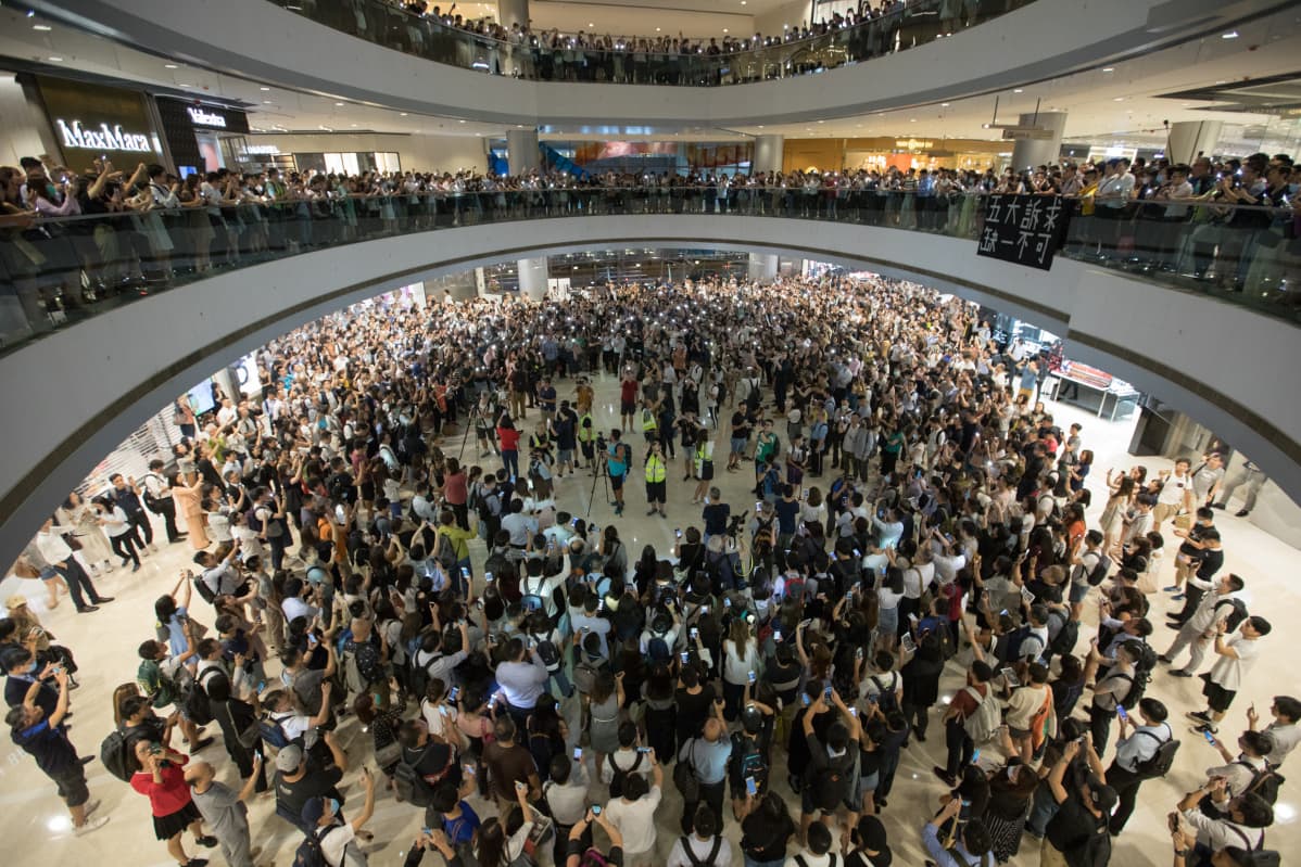 Toimistotyöntekijät ja protestoijat kokoontuivat ostoskeskukseen toistelemaan hallinnonvastaisia iskulauseta ja laulamaan Hongkongin uutta protestihymniä syyskuun 12. päivä.