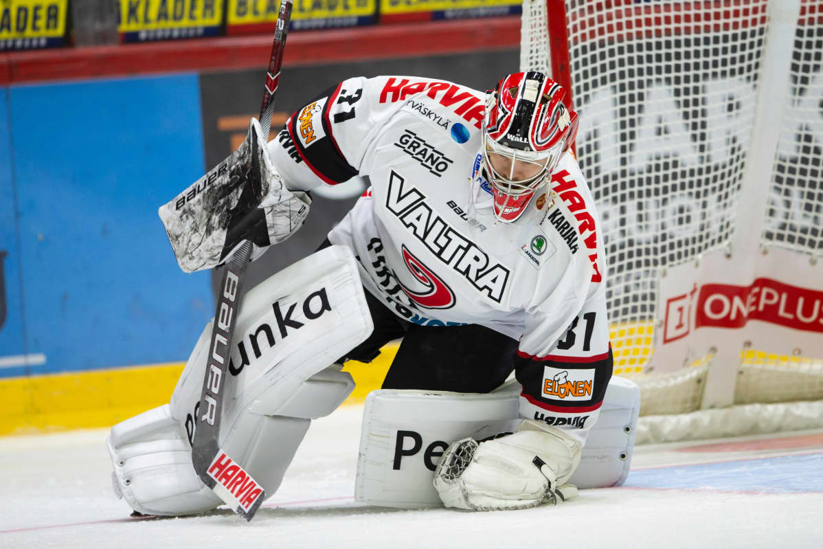 Riku Helenius JYPin maalilla.