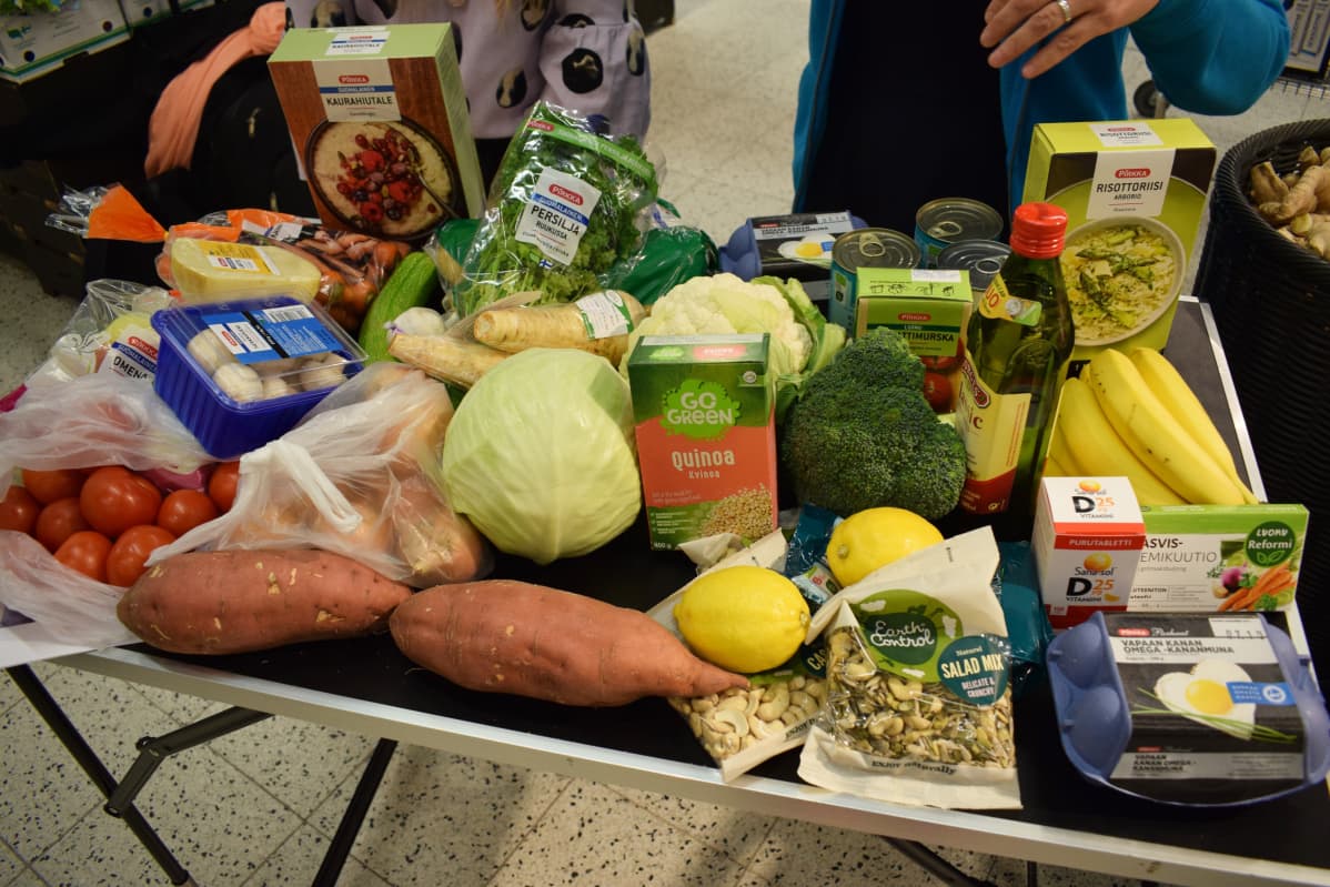 Vennerin ruokakassin kasviksia pöydällä