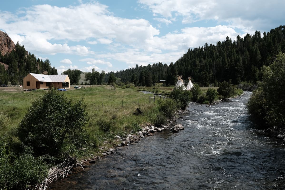 Studio Puisto suunnitteli Montanaan Yhdysvaltoihin yksityisen matkailukohteen. Valmiiseen kokonaisuuteen liittyy useita rakennuksia, kuten jokikylpylä, jossa on suomalainen sauna. Kuvassa kesällä valmistunut pilottirakennus.