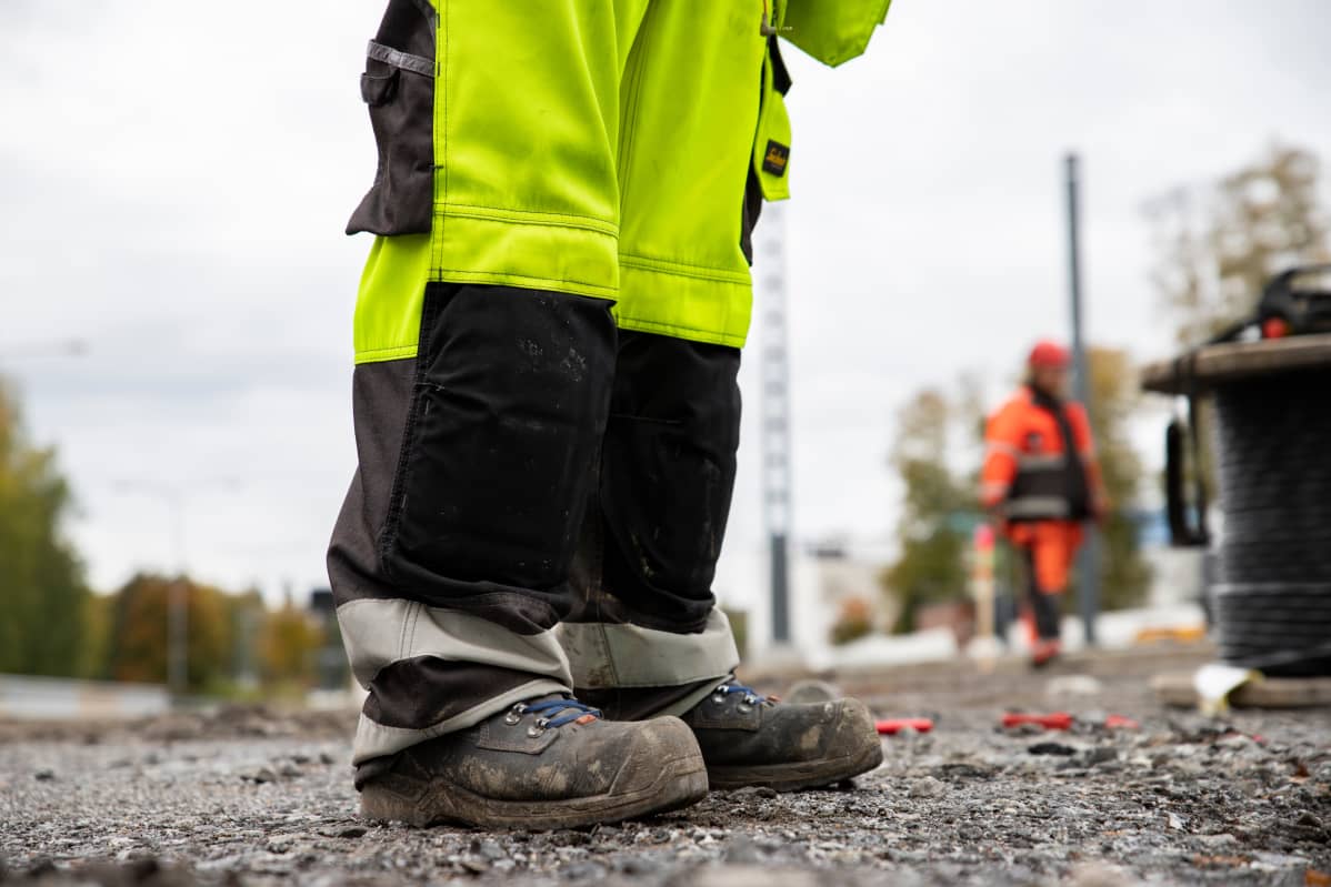 turvakengät ja huomioväriset housut