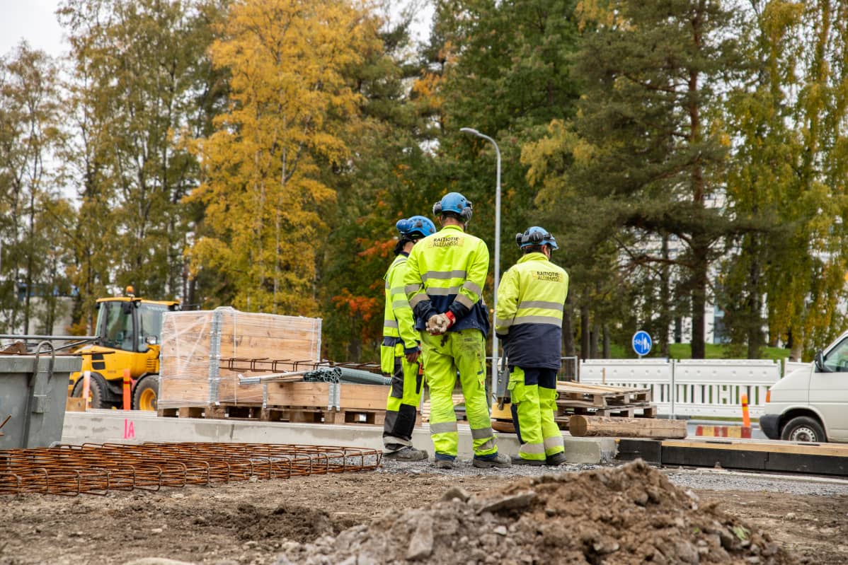 raitiotietyömaan rakennusmiehiä työmaalla
