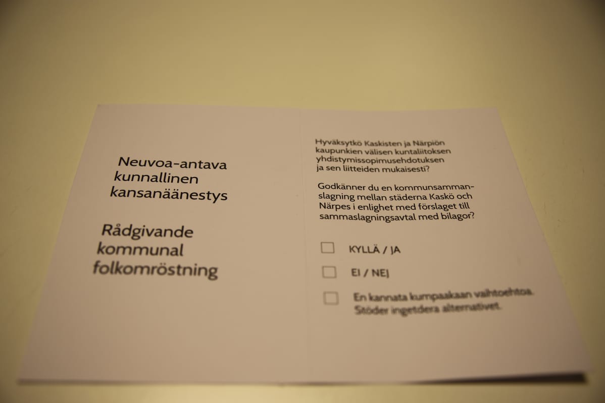 Äänestyslippu Kaskisten liittymisestä yhteen Närpiön kanssa.