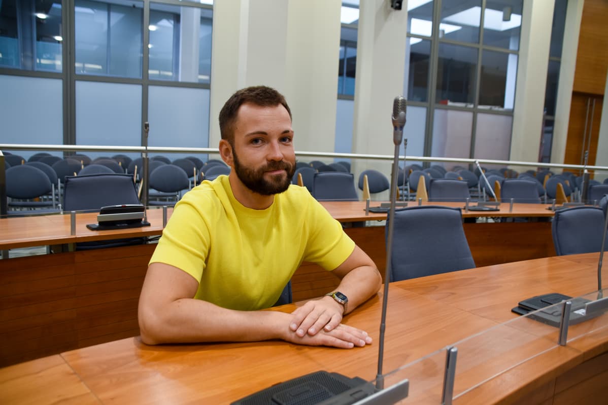 Tomas Raskevičius valittiin Vilnan kaupunginvaltuustoon maaliskuussa. Raskevičius oli vuosia töissä sateenkaariväen asiaa ajavassa LGL-järjestössä ja tekee nyt töitä oikeusasiamiehen toimistossa.