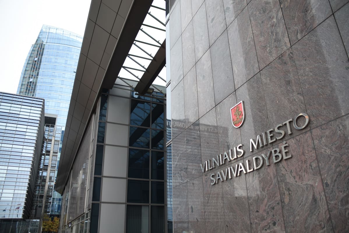 Vilnan kaupunginvaltuusto kokoontuu jyhkeässä tornitalossa. Sen suurimman ryhmän muodostaa nyt liberaali Vapaus-puolue, johon kuuluu myös pormestari Remigijus Šimašius.