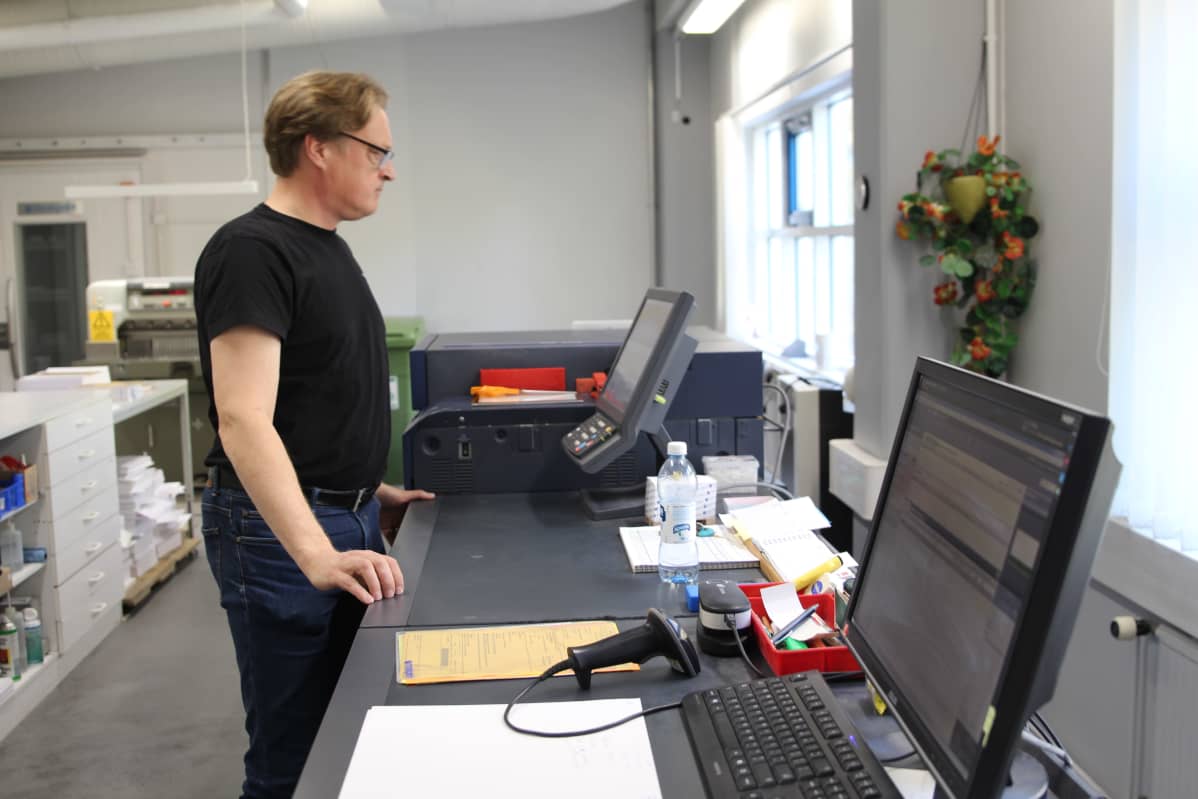Markprint Oy:n toimitusjohtaja Mikko Ilomäki seuraa näytöltä digipainokoneen toimintaa.