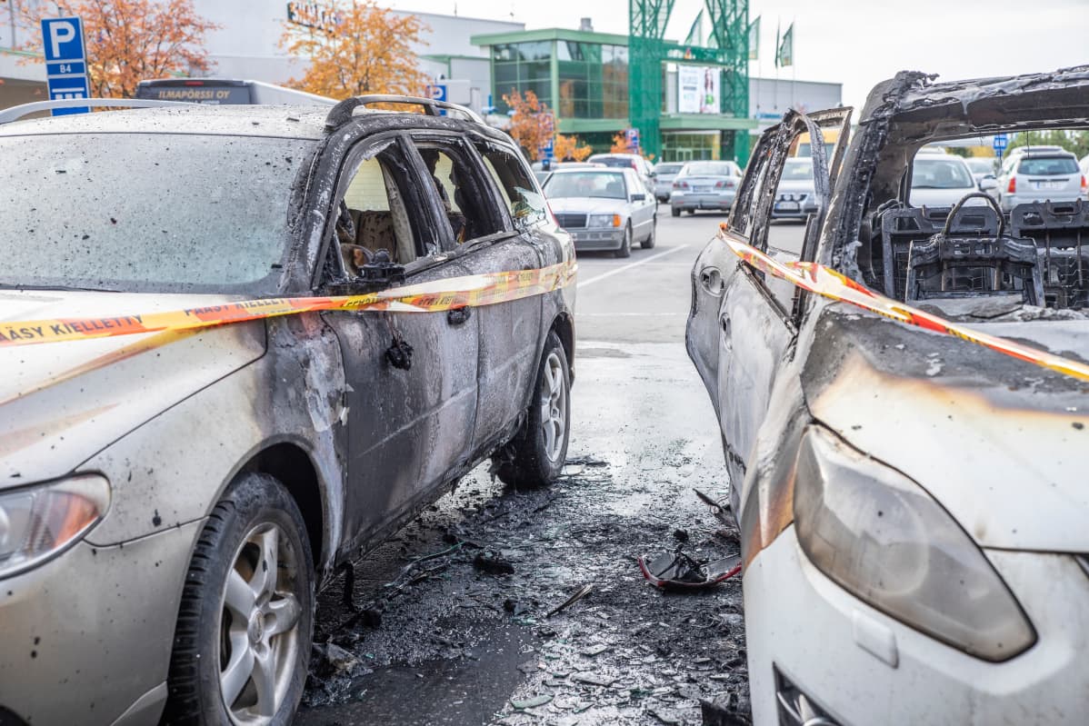 Kaksi palanutta autoa Kuopion Prisman edustalla.