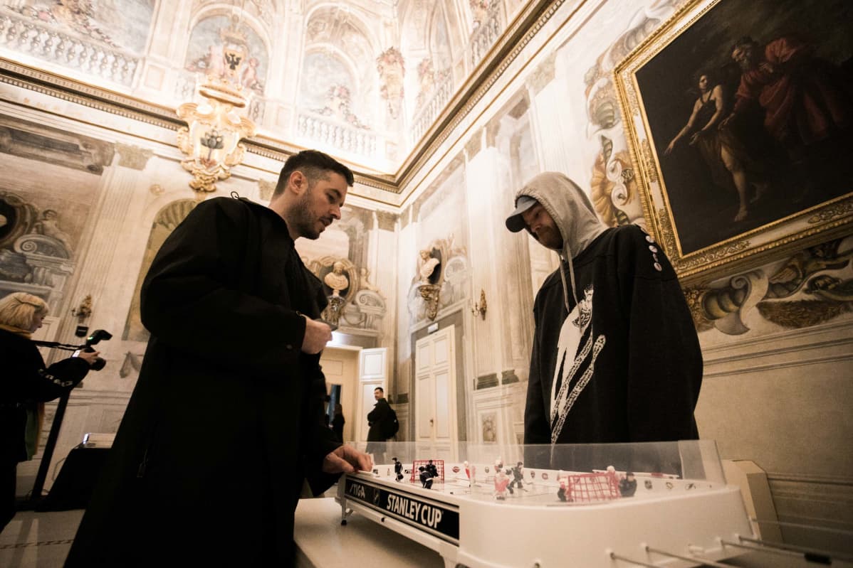 Muotisuunnittelija Rolf Ekroth Pitti Uomo -miestenmuotitapahtumassa talvella 2019.
