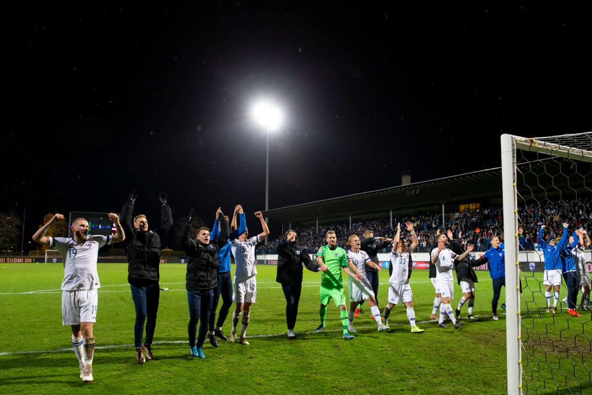 Huuhkajat Armenia-voiton jälkeen.