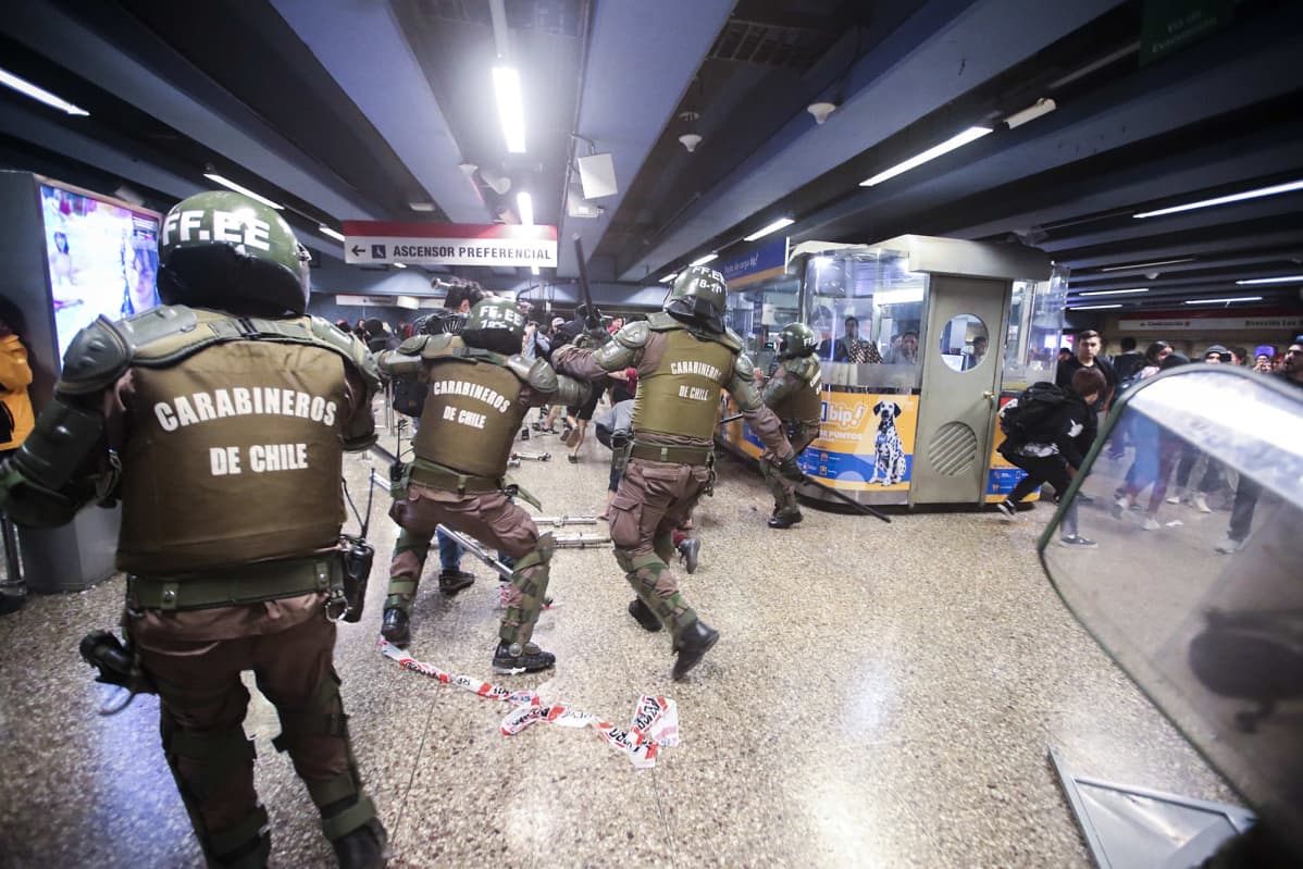 Mielenosoitus Santiagon metrossa.