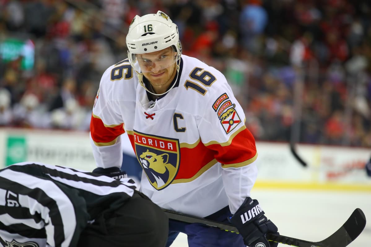 Aleksander Barkov valmistautuu aloitukseen.