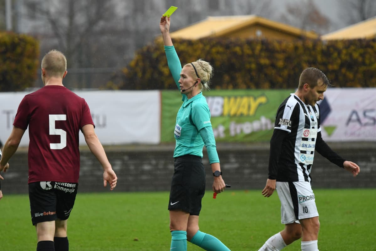 Lina Lehtovaara miesten Ykkönen erotuomari