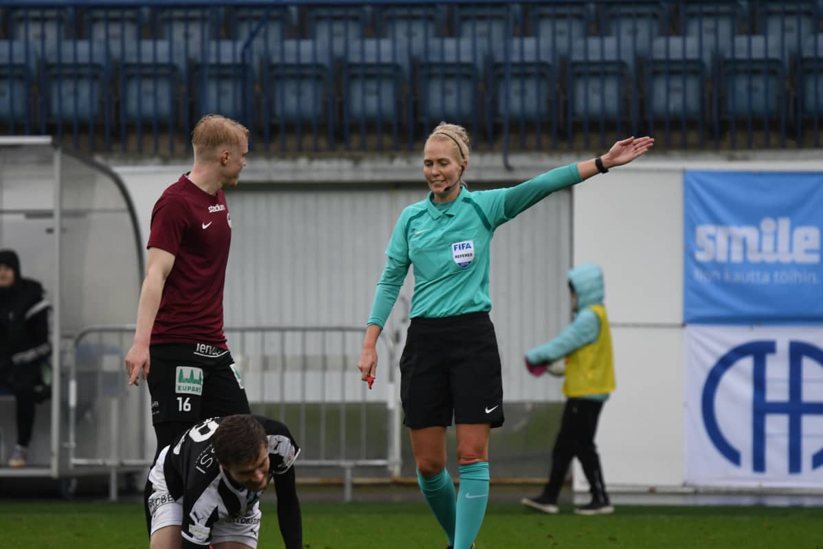 Lina Lehtovaara miesten Ykkönen erotuomari